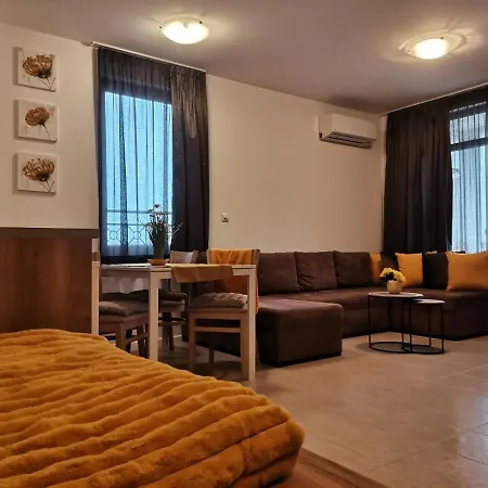 아파트 Orange в местност каваци,